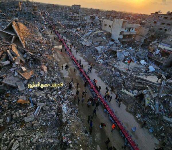 Momen Haru Warga Gaza Buka Puasa Bersama di Tengah Reruntuhan Bagunan Momen Haru Warga Gaza Buka Puasa Bersama di Tengah Reruntuhan Bagunan