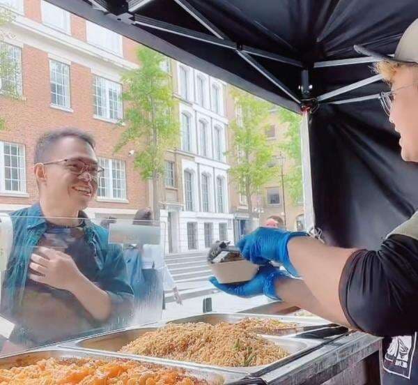 Momen WNI Berdagang di Inggris Bertemu Sesama Orang Indonesia, Auto Ngobrol Bahasa Sunda Momen WNI Berdagang di Inggris Bertemu Sesama Orang Indonesia, Auto Ngobrol Bahasa Sunda