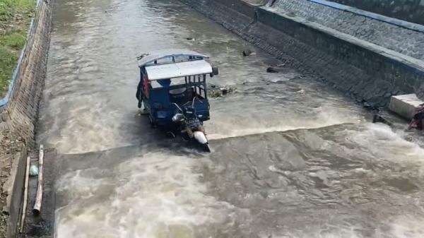Penampakan Motor Pedagang Sayur di Jombang Usai Ditabrak Toyota Innova, Nyemplung ke Sungai Penampakan Motor Pedagang Sayur di Jombang Usai Ditabrak Toyota Innova, Nyemplung ke Sungai