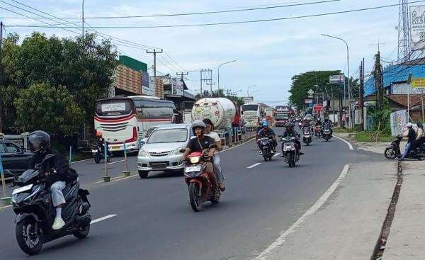 Didominasi Pemudik Motor, Jalur Pantura Karawang Terpantau Ramai Lancar Didominasi Pemudik Motor, Jalur Pantura Karawang Terpantau Ramai Lancar