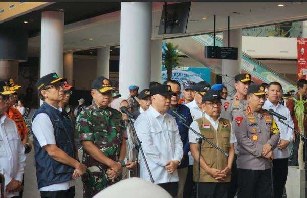 Pejabat Kabinet Merah Putih Ramai-Ramai Tinjau Kesiapan Mudik di Pelabuhan Merak Pejabat Kabinet Merah Putih Ramai-Ramai Tinjau Kesiapan Mudik di Pelabuhan Merak