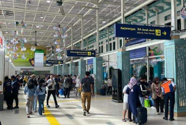 Stasiun Senen Dibanjiri Pemudik di H-2 Lebaran Stasiun Senen Dibanjiri Pemudik di H-2 Lebaran