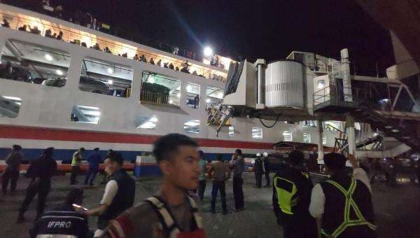Kronologi Pemudik Suami-Istri Terjatuh ke Laut saat Naik Kapal di Pelabuhan Merak Kronologi Pemudik Suami-Istri Terjatuh ke Laut saat Naik Kapal di Pelabuhan Merak