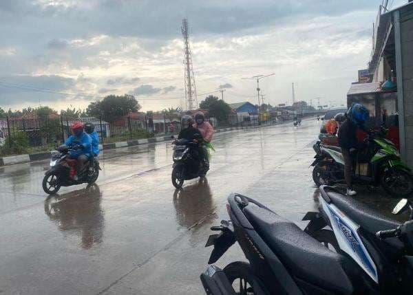 Pemudik Berjibaku Terabas Hujan di Cipali dan Pantura Cirebon Pemudik Berjibaku Terabas Hujan di Cipali dan Pantura Cirebon
