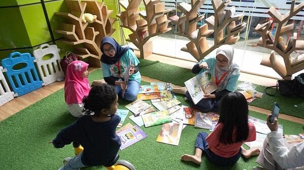 Antusiasme Pemudik Rasakan Pengalaman Baru, Ditemani Buku Bacaan Bermutu Antusiasme Pemudik Rasakan Pengalaman Baru, Ditemani Buku Bacaan Bermutu