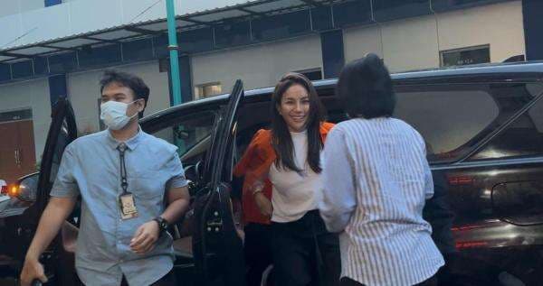 Alasan Nikita Mirzani Langsung Ditahan usai Diperiksa Terkait Kasus Pemerasan Alasan Nikita Mirzani Langsung Ditahan usai Diperiksa Terkait Kasus Pemerasan