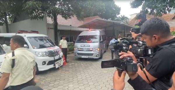 Detik-Detik Jenazah Hotma Sitompul Dibawa dari RSCM ke Rumah Duka Detik-Detik Jenazah Hotma Sitompul Dibawa dari RSCM ke Rumah Duka