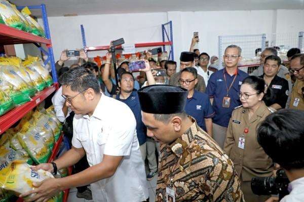 Wali Kota Semarang Agustina bersama Wamentan Gelar Operasi Pasar Wali Kota Semarang Agustina bersama Wamentan Gelar Operasi Pasar