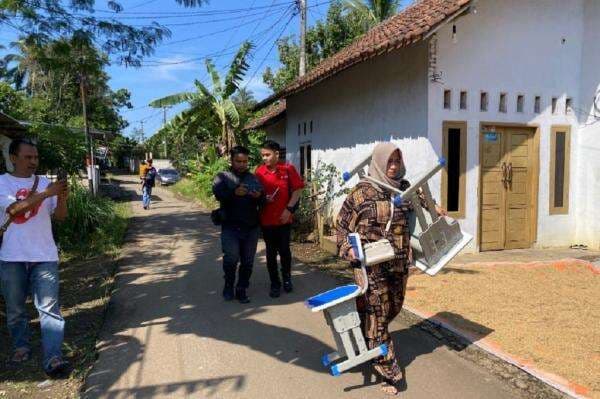 Lebak Heboh, Orang Tua Murid SD Pikul Meja dan Kursi untuk Belajar Anak di Sekolah Lebak Heboh, Orang Tua Murid SD Pikul Meja dan Kursi untuk Belajar Anak di Sekolah