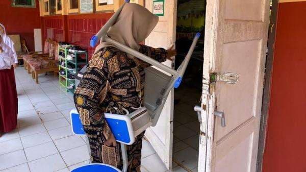 Kesedihan Orang Tua Siswa di Lebak, Diminta Ganti Rugi Kursi dan Meja Sekolah yang Rusak Kesedihan Orang Tua Siswa di Lebak, Diminta Ganti Rugi Kursi dan Meja Sekolah yang Rusak