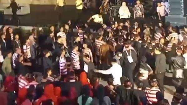 Ospek UTM Ricuh, Panitia Terjatuh di Tangga dan Dilarikan ke Rumah Sakit Ospek UTM Ricuh, Panitia Terjatuh di Tangga dan Dilarikan ke Rumah Sakit