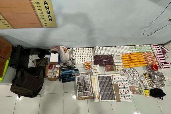 Pabrik Obat-obatan Ilegal Digerebek Polisi di Malang, Temuannya Mengejutkan Pabrik Obat-obatan Ilegal Digerebek Polisi di Malang, Temuannya Mengejutkan