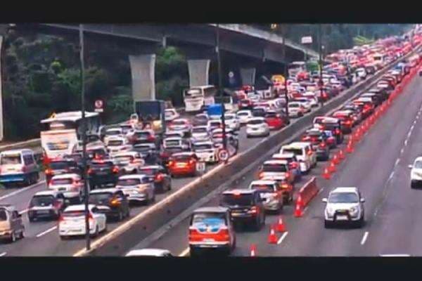 Pagi Ini Sejumlah Ruas Jalan Tol ke Arah Jakarta Padat Kendaraan Pagi Ini Sejumlah Ruas Jalan Tol ke Arah Jakarta Padat Kendaraan