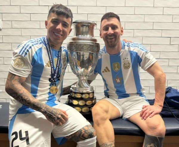 Panas, Enzo Fernandez Dimusuhi Rekan Setimnya di Chelsea Usai Nyanyikan Lagu Rasis Bersama Timnas Argentina Panas, Enzo Fernandez Dimusuhi Rekan Setimnya di Chelsea Usai Nyanyikan Lagu Rasis Bersama Timnas Argentina
