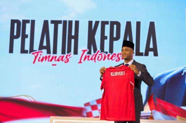 Penampakan Kluivert Pakai Peci Sambil Pegang Jersey Timnas: Terima Kasih Penampakan Kluivert Pakai Peci Sambil Pegang Jersey Timnas: Terima Kasih