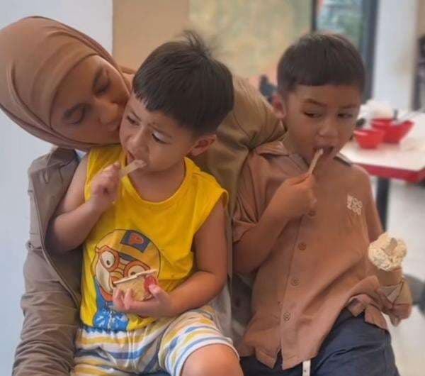 5 Potret dan Isi Curhatan Paula Verhoeven untuk Kedua Anaknya, Cemas dengan Perubahan Sikap Kiano dan Kenzo 5 Potret dan Isi Curhatan Paula Verhoeven untuk Kedua Anaknya, Cemas dengan Perubahan Sikap Kiano dan Kenzo