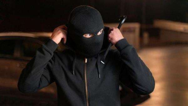 Berteduh di Ruko, Pemuda di Bogor Dibegal Kawanan Bandit Berteduh di Ruko, Pemuda di Bogor Dibegal Kawanan Bandit