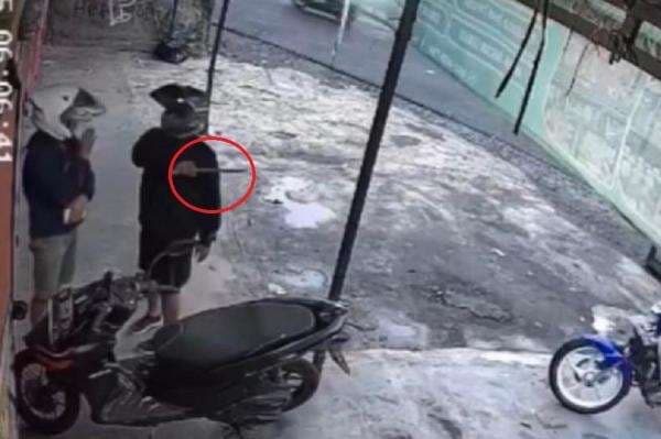 Viral Aksi Pria Bawa Golok Terekam CCTV Palak Warga di Soreang Bandung Viral Aksi Pria Bawa Golok Terekam CCTV Palak Warga di Soreang Bandung