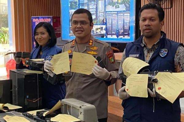 Bajak Siaran TV Berlangganan, 2 Pria di Sumenep Raup Untung Rp85 Juta Kini Dipenjara! Bajak Siaran TV Berlangganan, 2 Pria di Sumenep Raup Untung Rp85 Juta Kini Dipenjara!