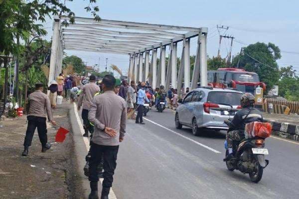 Bikin Resah Pengguna Jalan, Pemburu Koin di Jembatan Sewo Indramayu Ditertibkan Bikin Resah Pengguna Jalan, Pemburu Koin di Jembatan Sewo Indramayu Ditertibkan