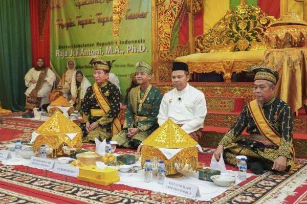 Tradisi Tepuk Tepung Tawar Riau, Menhut Raja Juli Kenang Didikan Orangtua Tradisi Tepuk Tepung Tawar Riau, Menhut Raja Juli Kenang Didikan Orangtua