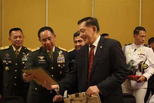 Perkuat Pertahanan, Menhan Sjafrie dan Panglima TNI Bahas Kerja Sama Militer dengan Filipina Perkuat Pertahanan, Menhan Sjafrie dan Panglima TNI Bahas Kerja Sama Militer dengan Filipina