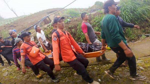 Dramatis, Evakuasi Jenazah Pendaki Temanggung di Gunung Merbabu usai 5 Hari Hilang Dramatis, Evakuasi Jenazah Pendaki Temanggung di Gunung Merbabu usai 5 Hari Hilang
