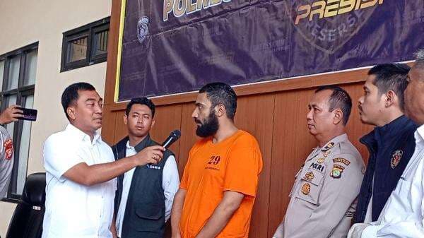 Detik-Detik Penangkapan Pengacara Bawa Senpi dan Narkoba, Berawal Kecelakaan hingga Cekcok dengan Sopir Angkot Detik-Detik Penangkapan Pengacara Bawa Senpi dan Narkoba, Berawal Kecelakaan hingga Cekcok dengan Sopir Angkot