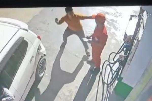 Viral Petugas SPBU di Sampang Dipukul Pengemudi Mobil gegara Barcode Tak Bisa Isi BBM Viral Petugas SPBU di Sampang Dipukul Pengemudi Mobil gegara Barcode Tak Bisa Isi BBM