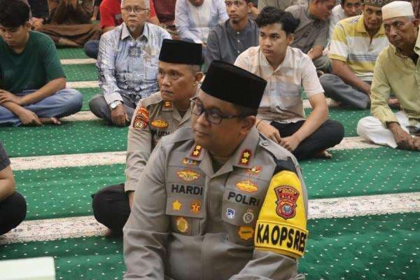 Pererat Silaturahmi, Kapolres Dumai Salat Tarawih Bersama Masyarakat Pererat Silaturahmi, Kapolres Dumai Salat Tarawih Bersama Masyarakat
