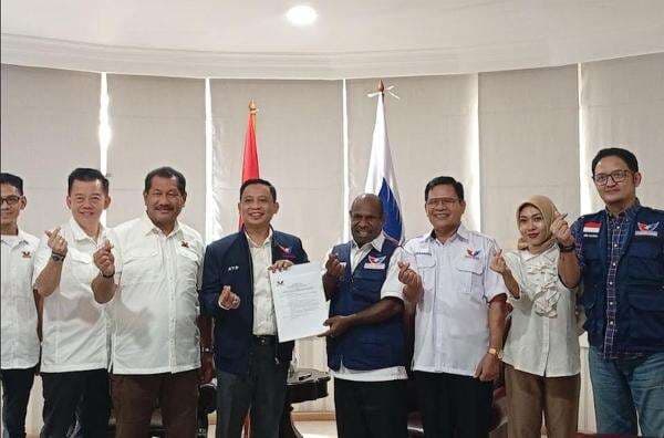 Plt Sekjen AYP Serahkan SK Ketua DPD Membramo Tengah ke Itaman Thago: Perindo Harus Berkibar di Bumi Cendrawasih Plt Sekjen AYP Serahkan SK Ketua DPD Membramo Tengah ke Itaman Thago: Perindo Harus Berkibar di Bumi Cendrawasih