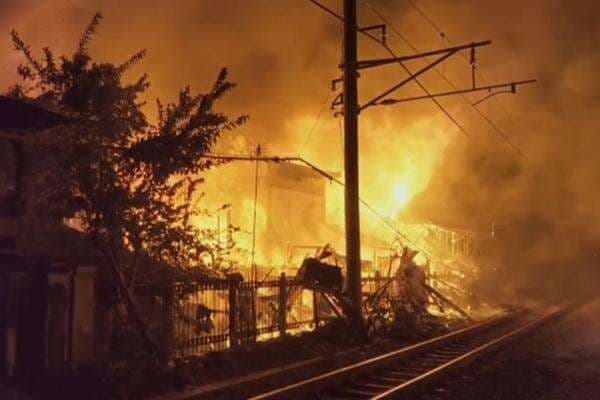 Permukiman Padat Penduduk di Grogol Petamburan Ludes Terbakar, Nihil Korban Jiwa Permukiman Padat Penduduk di Grogol Petamburan Ludes Terbakar, Nihil Korban Jiwa