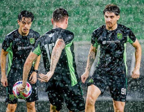 Pelatih Persebaya Surabaya Kritik Keras Stadion Gelora BJ Habibie Belum Selesai Renovasi: Kami Ganti Pakaian di Lapangan! Pelatih Persebaya Surabaya Kritik Keras Stadion Gelora BJ Habibie Belum Selesai Renovasi: Kami Ganti Pakaian di Lapangan!