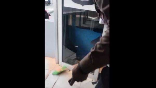 Pemotor di Palembang Ngamuk Rusak Pintu Pos Polisi karena Ditilang, Kini Ditahan Pemotor di Palembang Ngamuk Rusak Pintu Pos Polisi karena Ditilang, Kini Ditahan