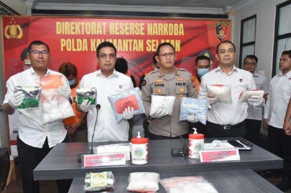 Polda Kalsel Bongkar Jaringan Narkoba Terafiliasi Fredy Pratama, 4 Pelaku Ditangkap Polda Kalsel Bongkar Jaringan Narkoba Terafiliasi Fredy Pratama, 4 Pelaku Ditangkap