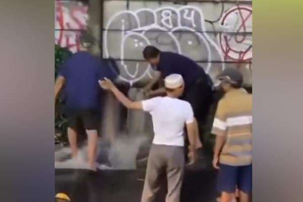 Polisi Usut Warga Perumahan Galaxy Bekasi yang Jebol Tembok Pembatas untuk Alirkan Banjir Polisi Usut Warga Perumahan Galaxy Bekasi yang Jebol Tembok Pembatas untuk Alirkan Banjir