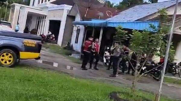 Viral Video Polisi Gerebek Rumah Anggota DPRD Asahan, Diduga Lokasi Judi Sabung Ayam Viral Video Polisi Gerebek Rumah Anggota DPRD Asahan, Diduga Lokasi Judi Sabung Ayam