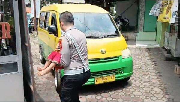 Viral! Aksi Sigap Polisi Selamatkan Balita Kejang Terjebak Macet di Sumedang Viral! Aksi Sigap Polisi Selamatkan Balita Kejang Terjebak Macet di Sumedang