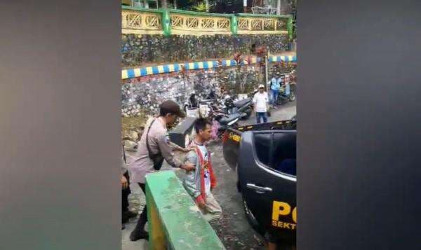 Bejat! Guru SD di Lumajang Video Call Siswinya Sambil Perlihatkan Kemaluan Bejat! Guru SD di Lumajang Video Call Siswinya Sambil Perlihatkan Kemaluan