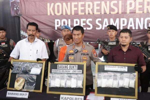 Pemuda di Sampang Jadi Kurir Narkoba, Ditangkap Bawa Sabu Hampir 1 Kg Pemuda di Sampang Jadi Kurir Narkoba, Ditangkap Bawa Sabu Hampir 1 Kg