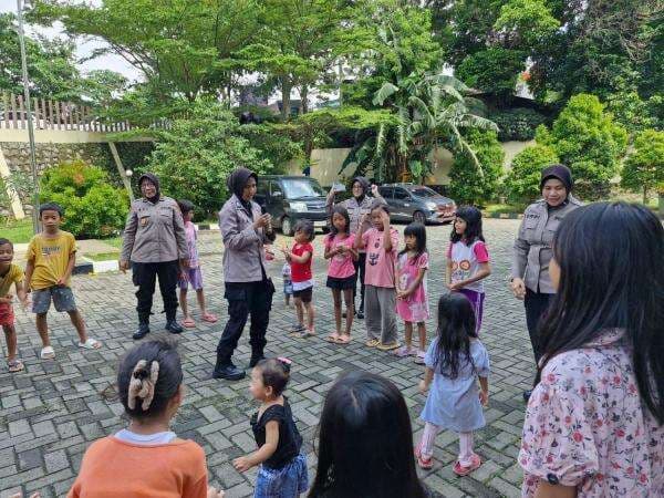 Polwan Beri Trauma Healing ke Anak-Anak Korban Banjir Pengadegan Jaksel Polwan Beri Trauma Healing ke Anak-Anak Korban Banjir Pengadegan Jaksel