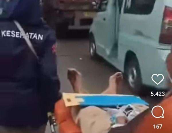 Viral Video Pasien Terpaksa Turun dari Ambulans gegara Macet Horor di Jakut Viral Video Pasien Terpaksa Turun dari Ambulans gegara Macet Horor di Jakut