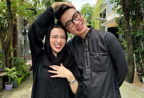 Potret Baju Lebaran Wika Salim dan Max Adam, Kompak Pakai Busana Hitam Potret Baju Lebaran Wika Salim dan Max Adam, Kompak Pakai Busana Hitam