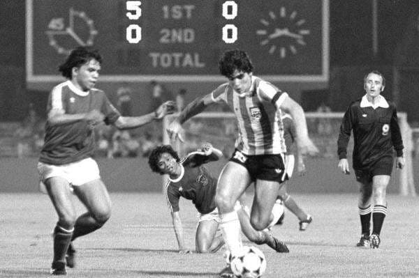 Potret Timnas Indonesia U-20 Berhadapan dengan Diego Maradona Potret Timnas Indonesia U-20 Berhadapan dengan Diego Maradona