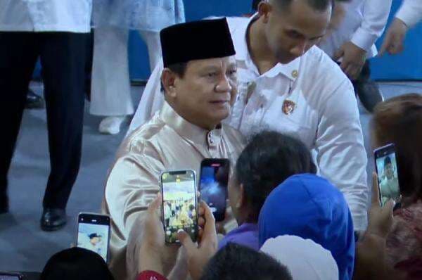 Momen Prabowo Keliling Istana Salami Warga saat Open House Momen Prabowo Keliling Istana Salami Warga saat Open House