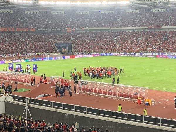 Presiden Prabowo Turun ke Lapangan, Salami Jay Idzes Dkk Usai Timnas Indonesia Sikat Bahrain 1-0 Presiden Prabowo Turun ke Lapangan, Salami Jay Idzes Dkk Usai Timnas Indonesia Sikat Bahrain 1-0