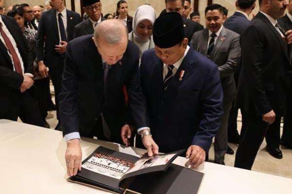 Prabowo Terima Cenderamata dari Erdogan, Album Potret Kebersamaan Prabowo Terima Cenderamata dari Erdogan, Album Potret Kebersamaan