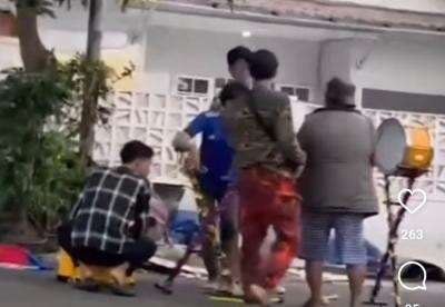 Viral! Preman Bercelana Ormas Palak dan Bubarkan Marching Band TK di Pamulang, Siswa Histeris Viral! Preman Bercelana Ormas Palak dan Bubarkan Marching Band TK di Pamulang, Siswa Histeris