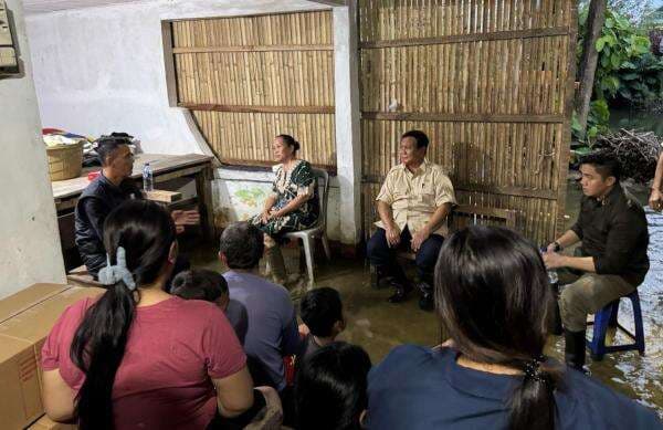 Momen Prabowo Telepon Kepala BGN saat Cek Banjir di Bekasi Momen Prabowo Telepon Kepala BGN saat Cek Banjir di Bekasi