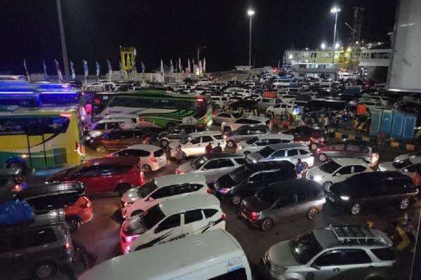 Puncak Arus Mudik di Pelabuhan Merak, 671.000 Orang Tinggalkan Jawa Menuju Sumatera Puncak Arus Mudik di Pelabuhan Merak, 671.000 Orang Tinggalkan Jawa Menuju Sumatera